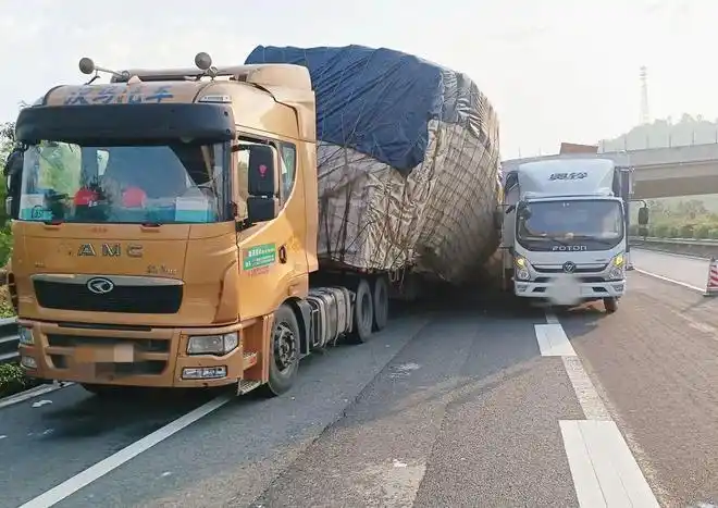 大半夜梅州高速一大货车48吨货物严重倾斜