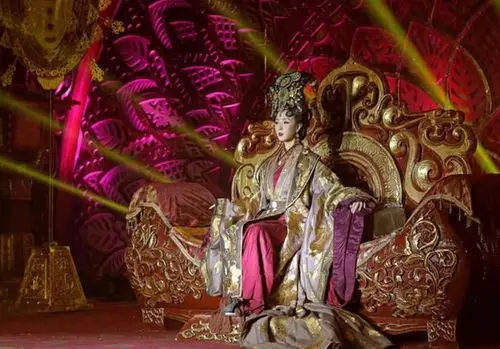 九大铁腕霸道女强人,唯一记录是历史唯一穿龙袍的太后!