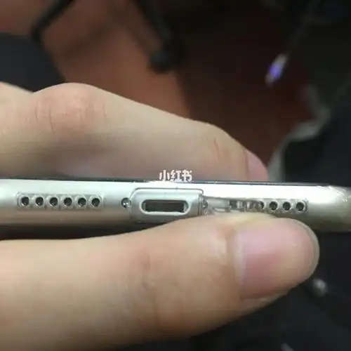 你们的iphone11充电口也是这样的吗,下面一条白线不整齐