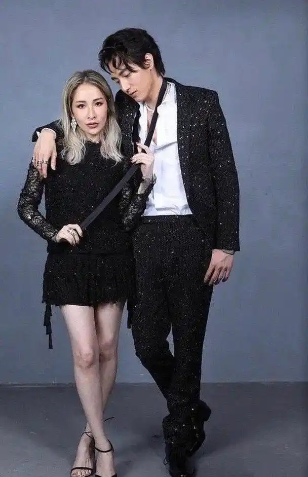 回顾萧亚轩:42岁为小男友日渐消瘦,23年谈了15段恋爱