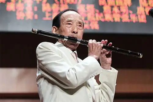 作为笛子,洞箫和巴乌演奏家,陆春龄认为演奏这些乐器对自己的健康大有