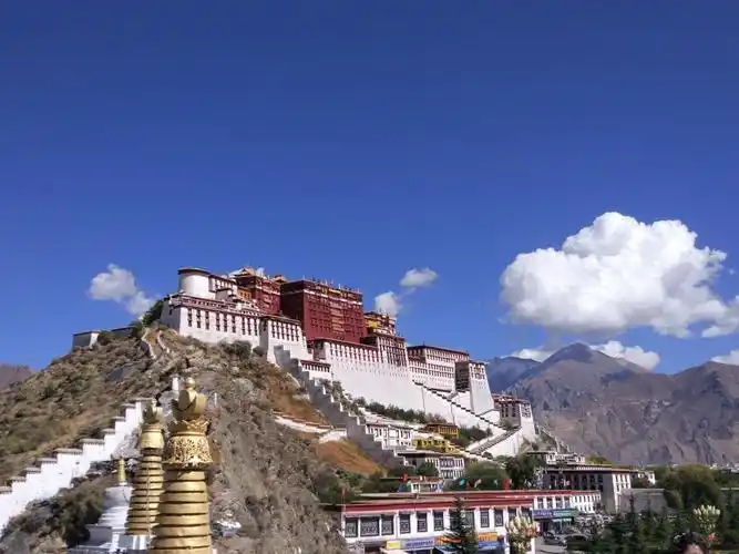 到拉萨必去景点,真是非常美丽即庄重有大气磅礴,要想拍两张比较全景的