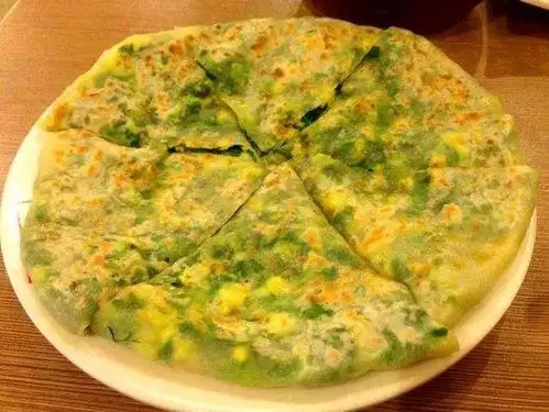 3,把韭菜,胡萝卜,鸡蛋放入面粉碗中.