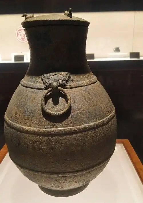 (3月7日一8日,参观四川博物院,图为镇馆之宝嵌错宴乐水陆攻战铜壶,它