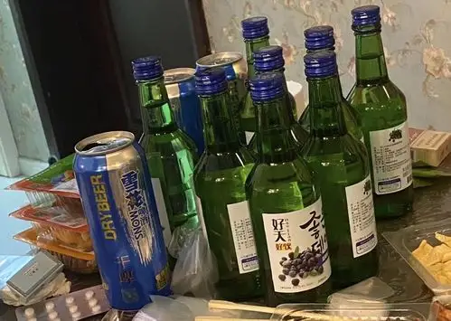 桌上的是什么烟?能不能看出有几个人?是在什么地方?