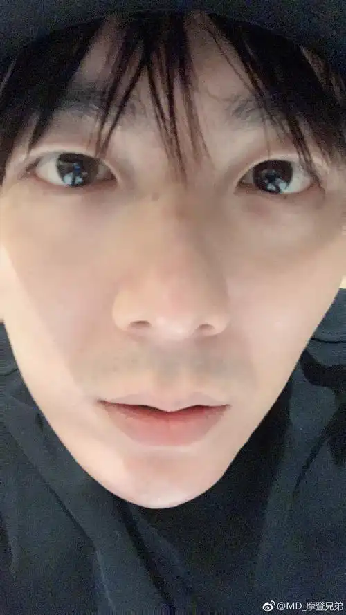 刘宇宁更新微博一则摩登兄弟间丑照大pk