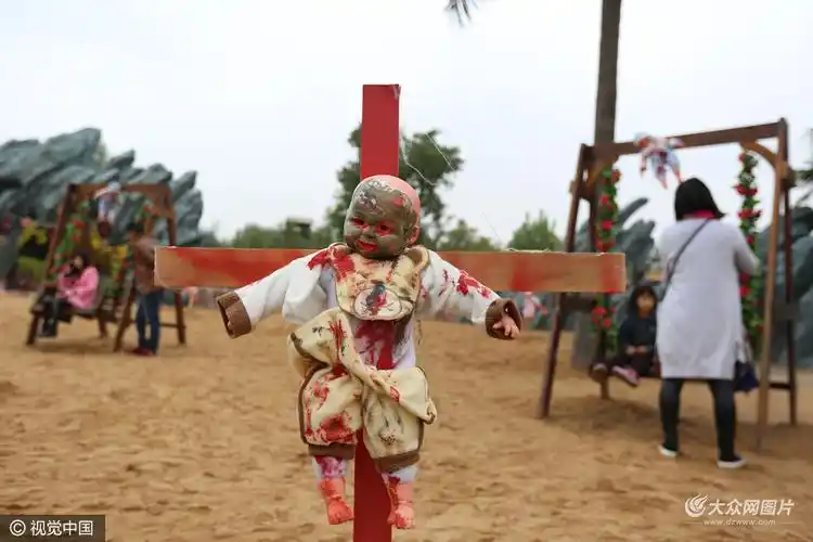 郑州现"弃婴岛" 大量仿真娃娃被钉十字架"血肉模糊"