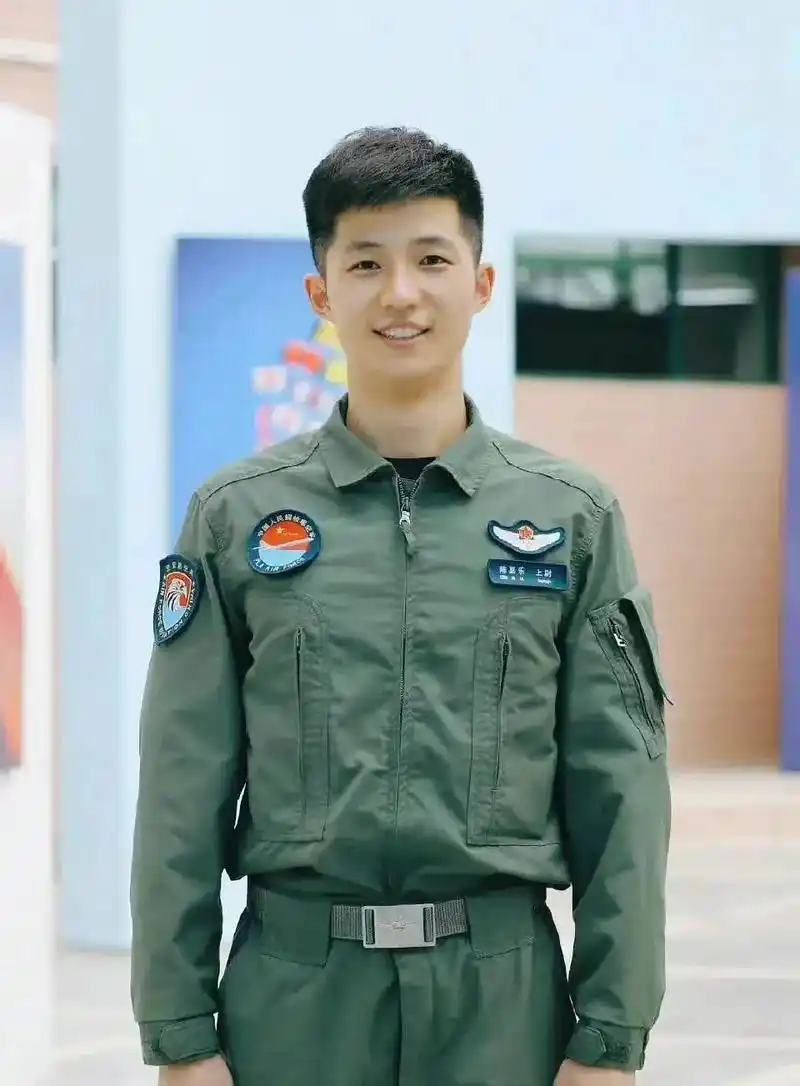 珠海航展#空军航空兵轰-6k飞行员,机长,陈嘉乐上尉,27 - 抖音