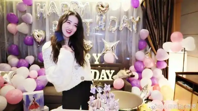 袁冰妍生日被跳舞熊壁咚