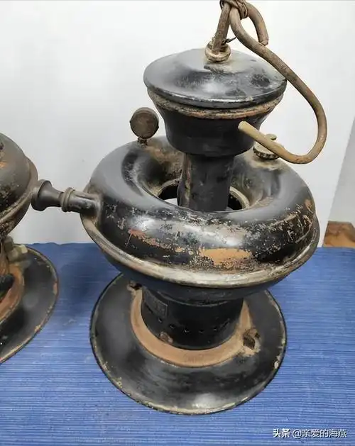 当年没有电的年代,煤油灯就成为了当时唯一照明的物件,看到煤油灯就