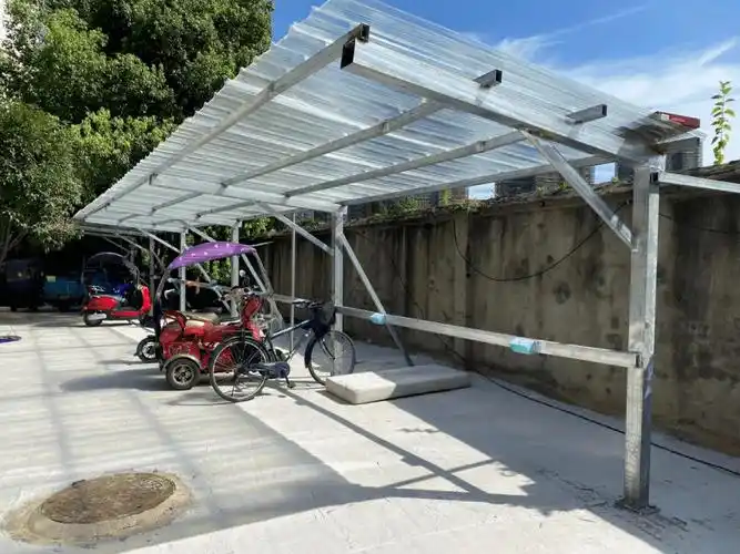 代师傅所住的小区有住户957户,非机动车停车位严重不足.