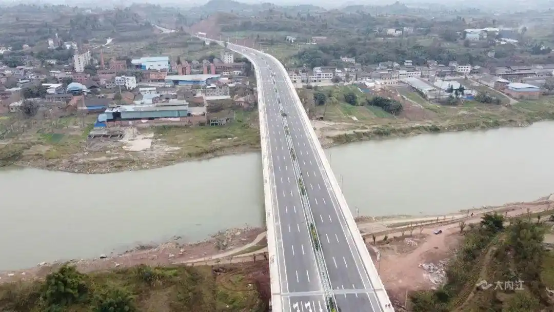 黄荆坝大桥及连接线项目作为内江"十三五"规划的重点民生工程,经过3年