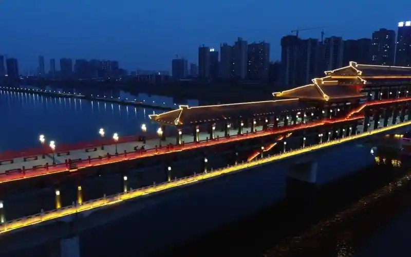 咸阳湖景区:航拍古渡廊桥夜色