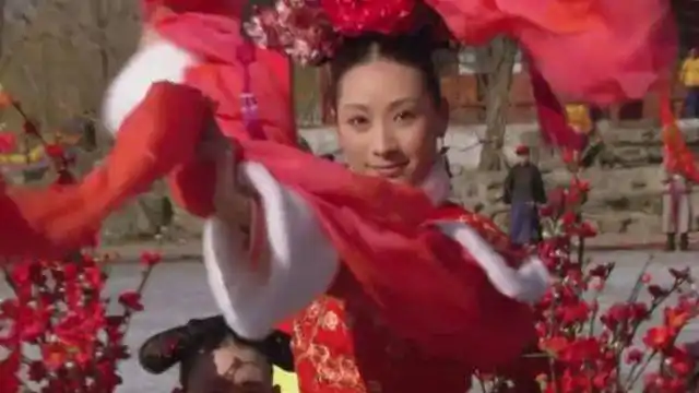 就在安陵容给皇帝表现冰嬉舞的时候,所有人都被安陵容的冰上的舞姿给