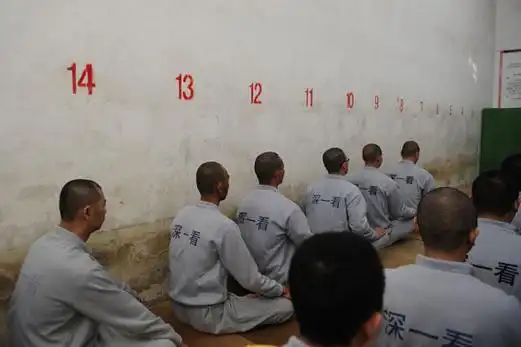 进入拍摄采访,与监狱关押罪犯不同,看守所是羁押依法被逮捕,刑事拘留