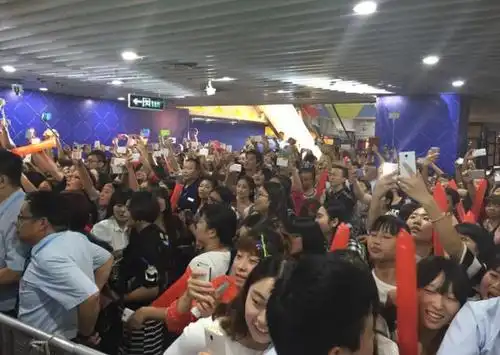 至上励合现身郑州德化新街 女粉丝疯狂追星