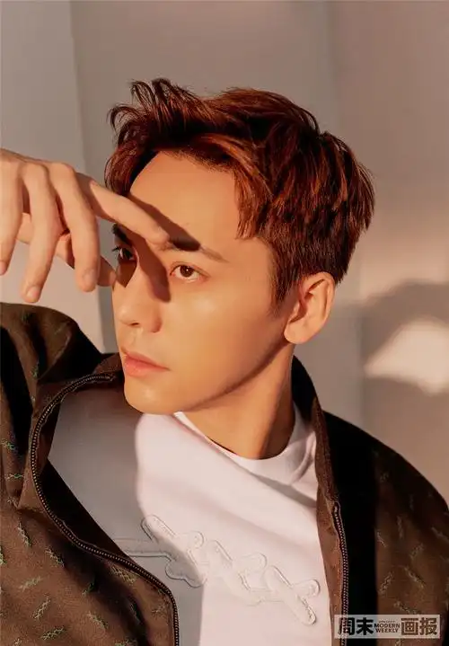 陈伟霆最新杂志封面曝光 独特气场诠释时尚高级感