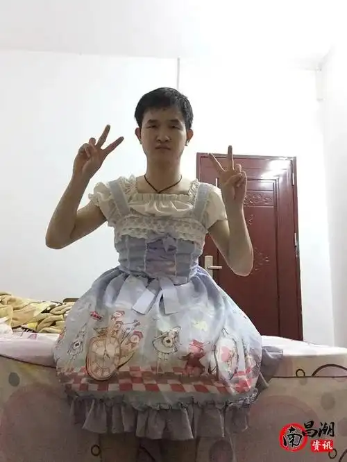我是南昌东湖区爱穿裙子的男孩陈小杰