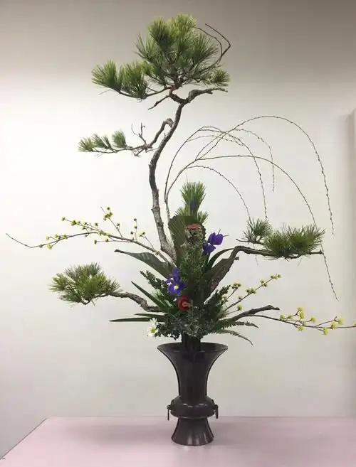 "立花"(右)是最为传统的花道样式.此风格彰显怡人的自然景观.