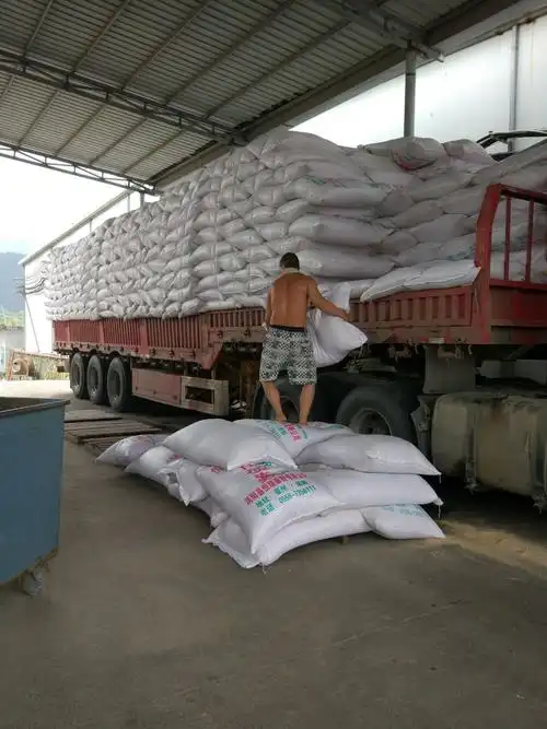 咱们工人力量大——制瓶车间 无论是天寒地冻还是烈日酷暑他们都坚持