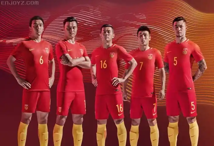 中国足球研究院负责人在个人微博曝光了中国国家队2018年新款球衣