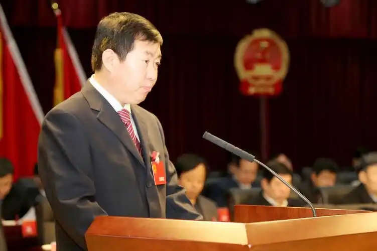 县长周建国作政府工作报告