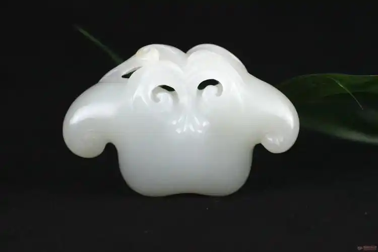 新疆和田玉籽料现代苏工-菱角把件玉雕大师作品