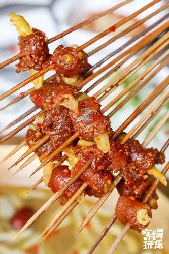 小米椒牛肉是五款牛肉中的小恶魔,红色的小米椒就是味蕾上的炸弹,经常