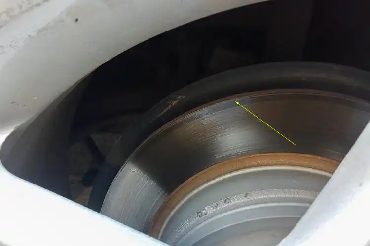 刹车盘的磨损较为严重,但是还没达到更换的磨损极限,所以判断其实际