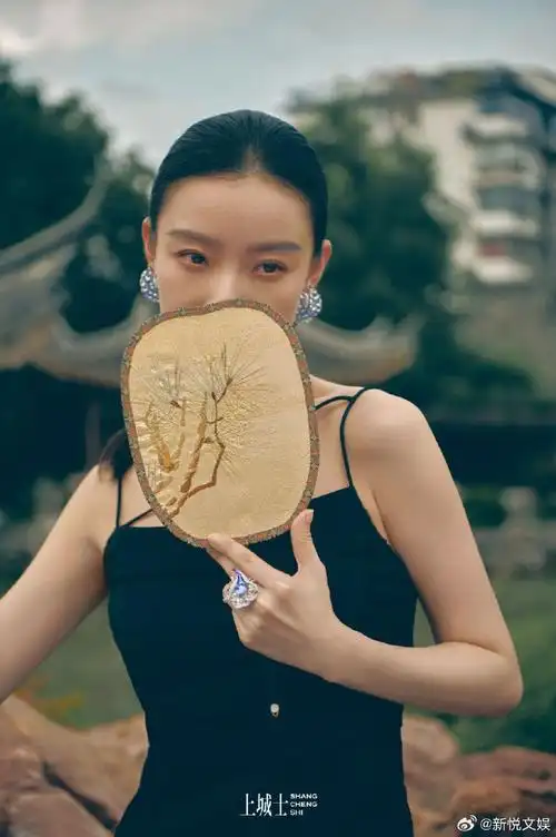 倪妮笑容杀##倪妮粉色仙女长裙