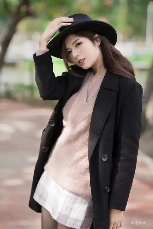 秋季淑女装秀出美腿好身材, 短裙黑丝大衣穿出性感知性成熟女人味