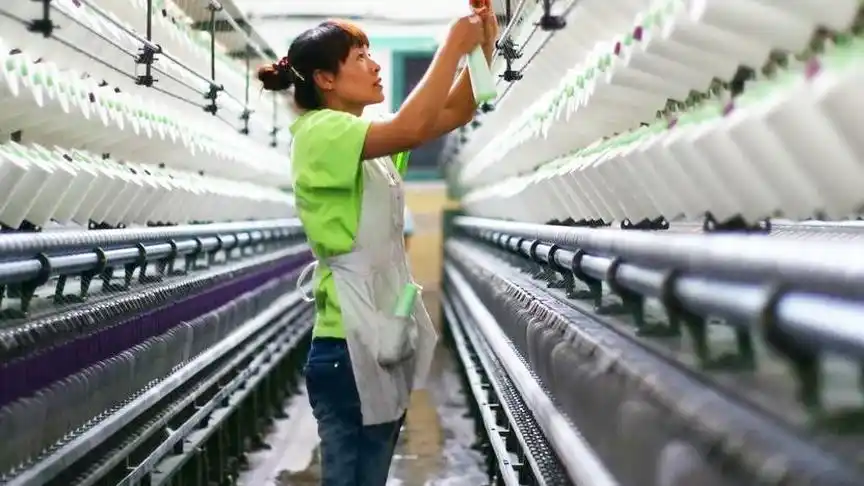 看到纺纱厂挡车工接线头,真是开眼了!那速度没的说