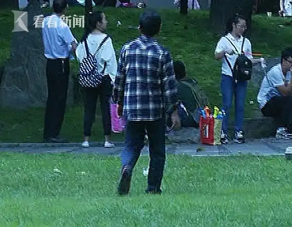 黄金周不文明旅游现象频出 儿童在景区随地大小便