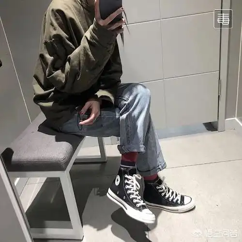 女生穿黑色的高帮帆布鞋,搭配什么颜色的袜子比较好看或显高呢?