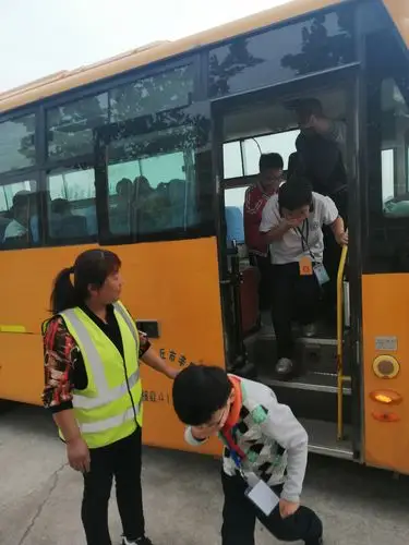 学生从校车门应急疏散
