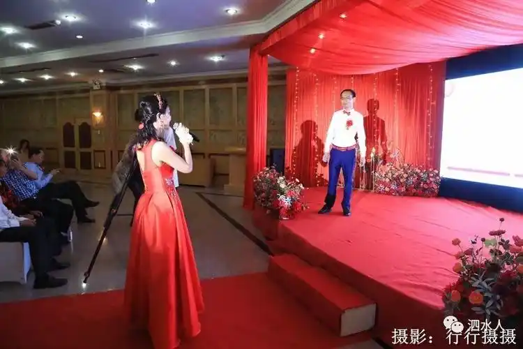 清华博士与天津丽人在家乡泗水自己策划主持的浪漫婚礼情景._新郎