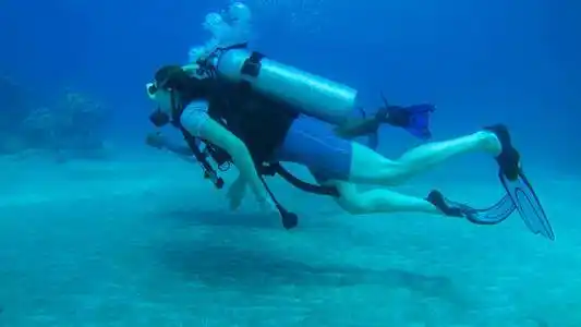 潜水教练在红海用气球潜水.教练.女孩和女孩照片