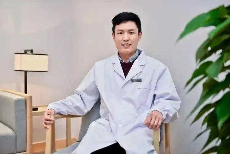 丁现伟一位最向往苦尽甘来的年轻中医