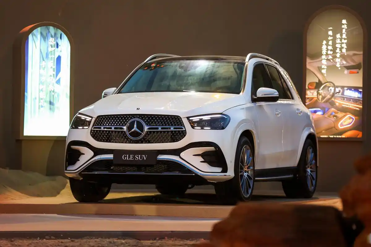 新款gle主要在外观内饰和配置部分进行了升级,全新的前大灯造型,以及