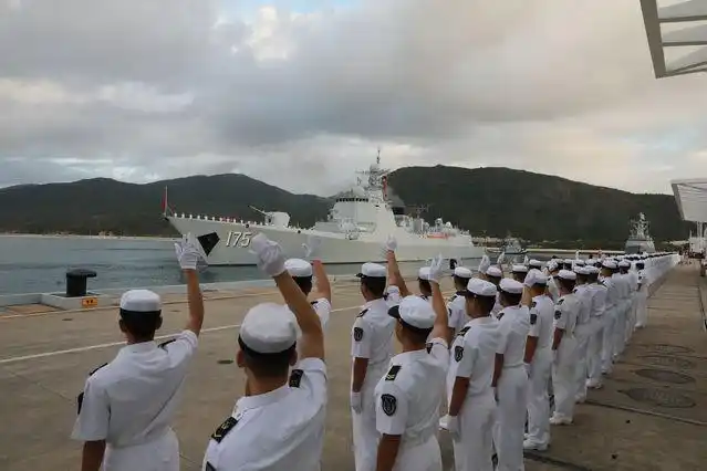 海军第三十四批护航编队从三亚起航