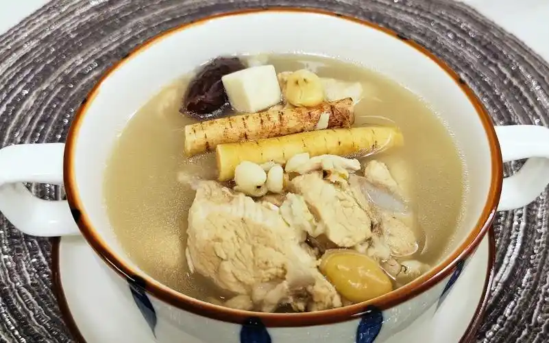 雨水多湿气重,多喝这道五指毛桃茯苓汤,清热健脾又祛湿,汤浓味更香