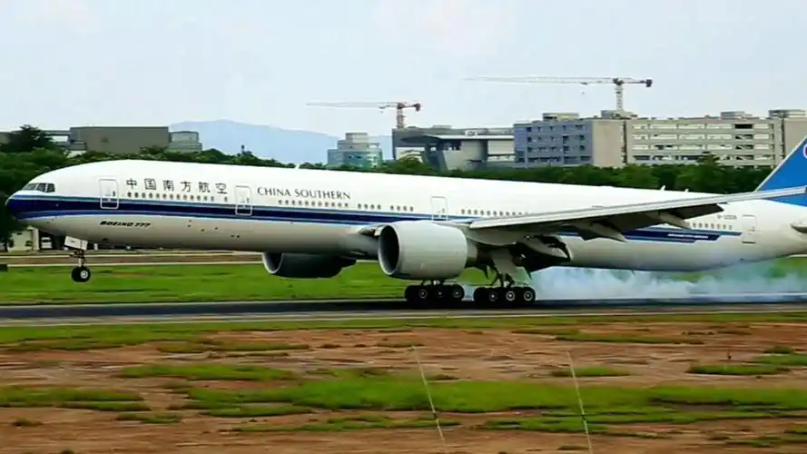 实拍三架波音777宽体飞机排队降落,接地瞬间青烟四起,太壮观了