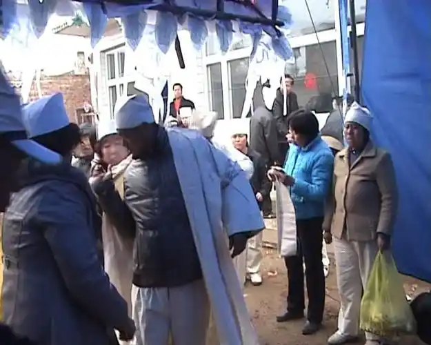 山西临县葬礼上的穿孝服扎麻绳特写