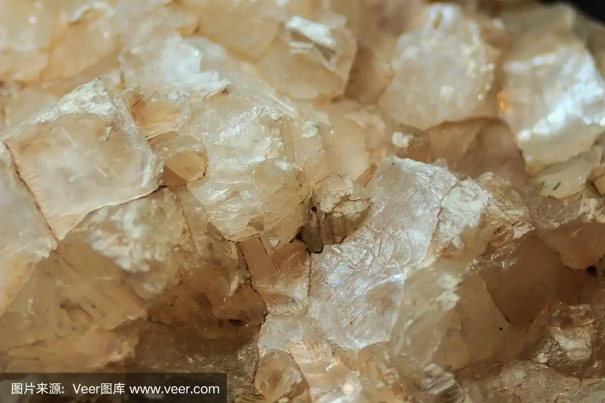 矿用和采石业中石膏岩标本的层状习惯或层状晶体.