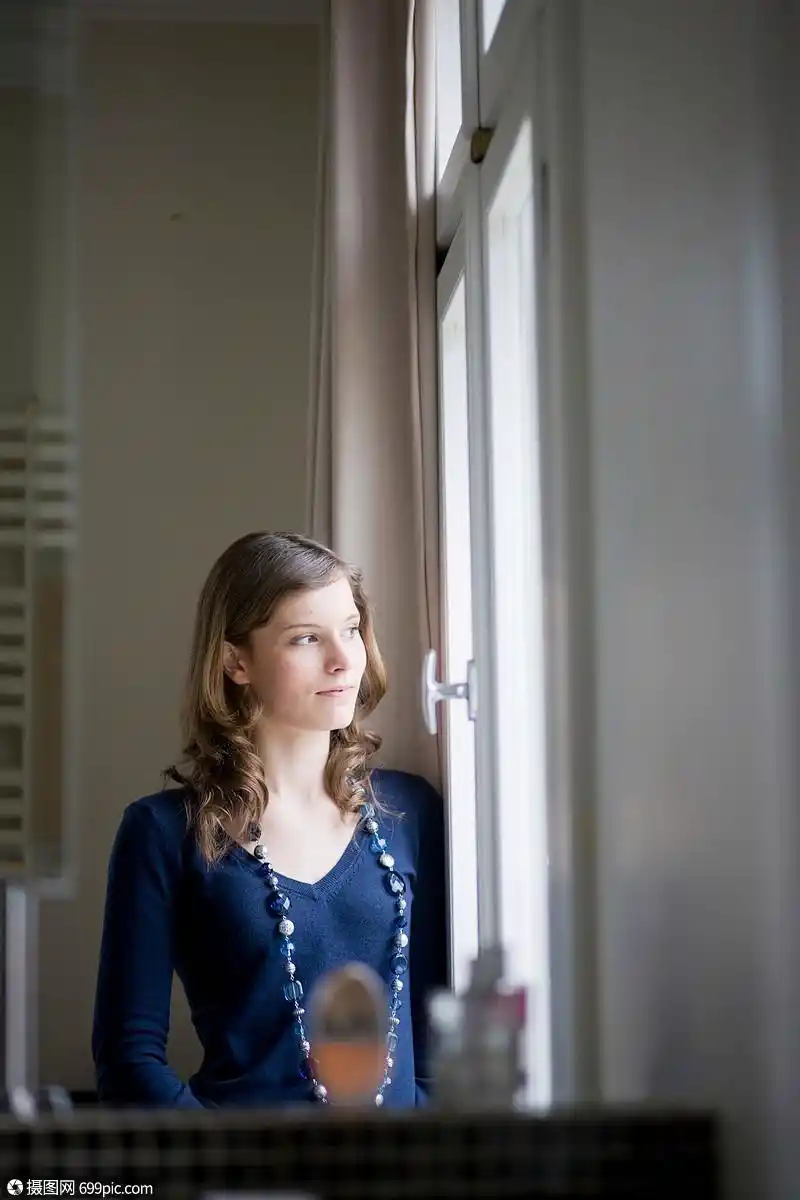 站在窗前的女孩