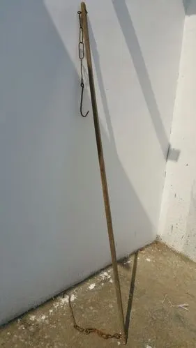 这是扁担(老家话叫担杖),挑水用的,颤颤悠悠,水还不扣,就是