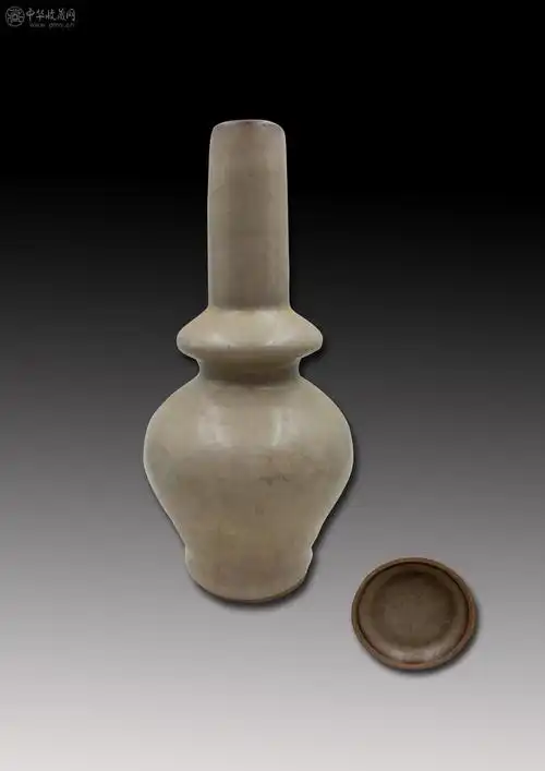 张公巷出土汝窑月白釉直颈瓶24x32cm