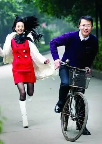 2007年,张玮玮和重庆电视台的情感节目《天生一对》主持人刘承毅结婚.