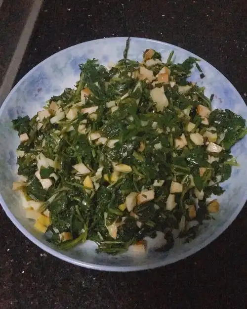 馨忆j4q6做的马兰头炒春笋