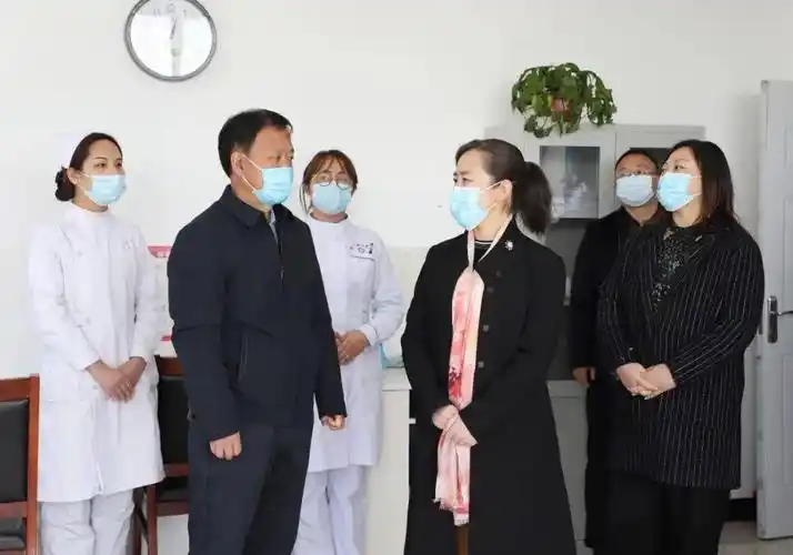 王丽在县人民医院县中医院调研